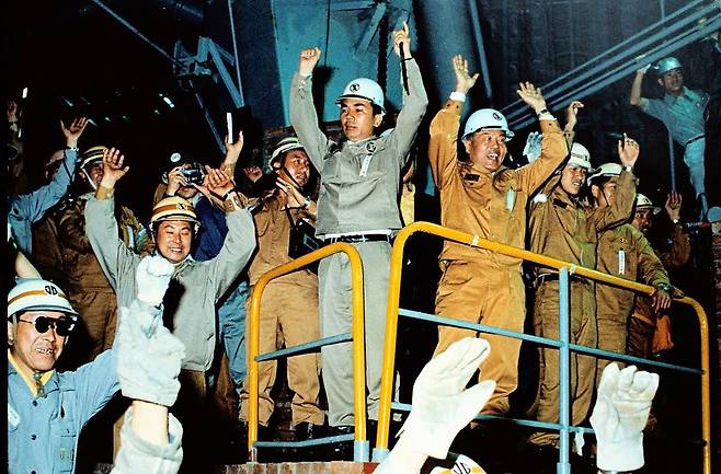 1973년 6월 9일 오전 7시 30분 박태준 사장과 박종태 포항제철소 초대 소장 등 직원들이 제1고로(용광로)에서 사상 첫 쇳물을 뽑는 데 성공하자 다같이 만세를 부르며 환호하고 있다./포스코