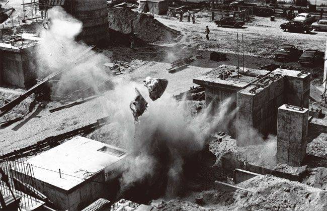 1977년 8월 1일 포항제철 3기 공사 중 불량 구조물 폭파 모습/포스코