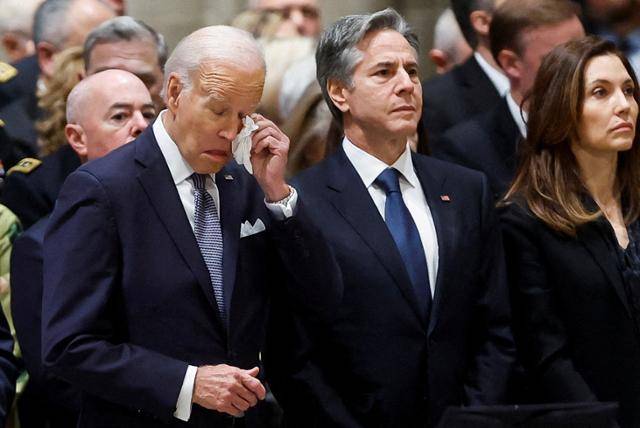 조 바이든 미국 대통령(맨 왼쪽)이 12일(현지시간) 워싱턴DC의 워싱턴국립대성당에서 열린 애슈턴 카터 전 국방장관 추도식에 참석해 눈물을 훔치고 있다. 연합뉴스