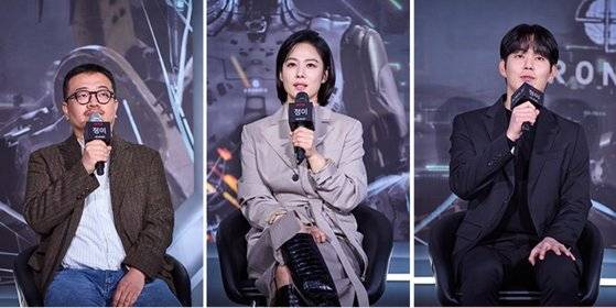 넷플릭스 영화 '정이' 제작보고회가 12일 서울 광진구 롯데시네마건대입구 영화관에서 열렸다. ‘정이’를 탄생시킨 군수품 회사 크로노이드 연구소의 모습을 그대로 옮겨놓은 무대에서 연상호 감독(왼쪽부터)과 배우 김현주, 류경수가 참석해 작품에 대한 이야기를 나눴다. 사진 넷플릭스