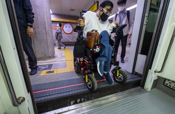 한 장애인 활동가가 힘들게 지하철을 탑승하고 있는 모습. 국제신문DB