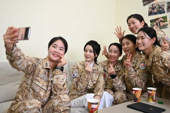 15일(현지시간) 오후 아부다비에 파병중인 아크부대를 방문한 김건희 여사가 여군 숙소에서 장병들과 기념촬영을 하고 있다. 연합뉴스