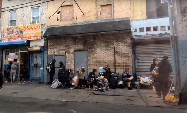 마약 중독자들이 몰려드는 미국 펜실베니아주 필라델피아 켄싱턴스트리트의 한낮 풍경. 마약성 진통제인 펜타닐 등에 중독된 노숙자들이 마약 거래 등을 하고 있다. 미국에서는 2015~2021년 펜타닐 중독으로만 20만9491명이 사망했다. SNS캡처