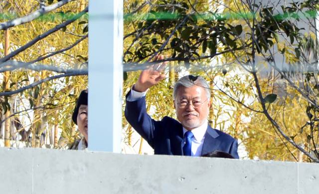 ▲문재인 전 대통령 부부가 지난 2일 평산마을 사저를 찾은 이재명 더불어민주당 대표 등에게 손을 들어 인사하고 있다. ⓒ연합뉴스