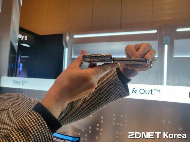 성디스플레이가 덤벨 타입 힌지를 적용한 폴더블 디스플레이를 CES 2023에서 공개했다. 갤럭시Z폴드4(좌측)와 덤벨 타입 힌지를 적용한 폴더블폰(우측) (사진=지디넷코리아)