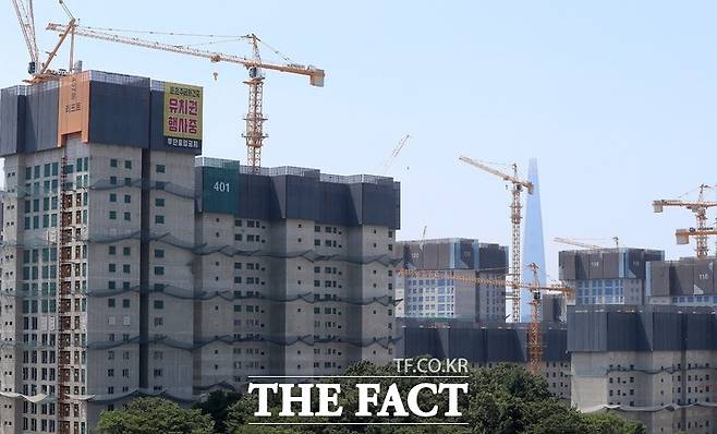 서울 강동구 둔촌주공 재건축 아파트의 정당계약률이 70%를 기록했다. 둔촌주공 아파트 모습. /뉴시스