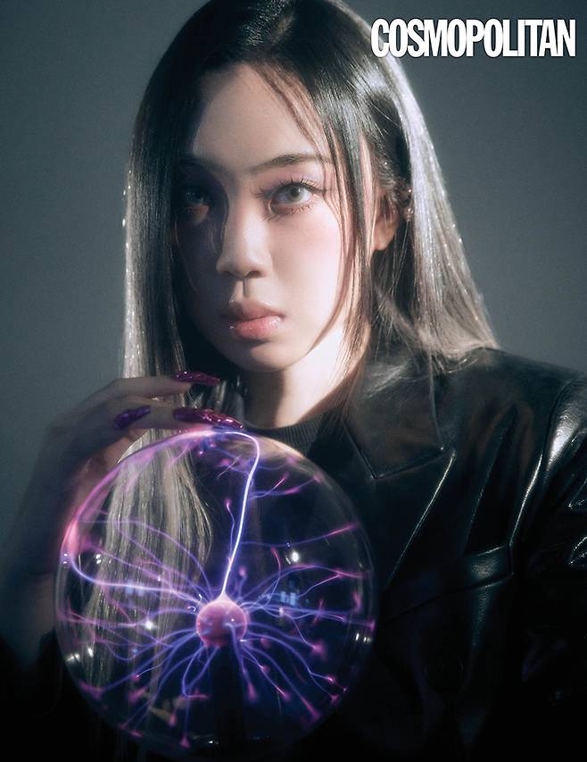 가죽 재킷 1백14만원 라군. 슬리브리스 톱 11만원대 악셀 아리가토.