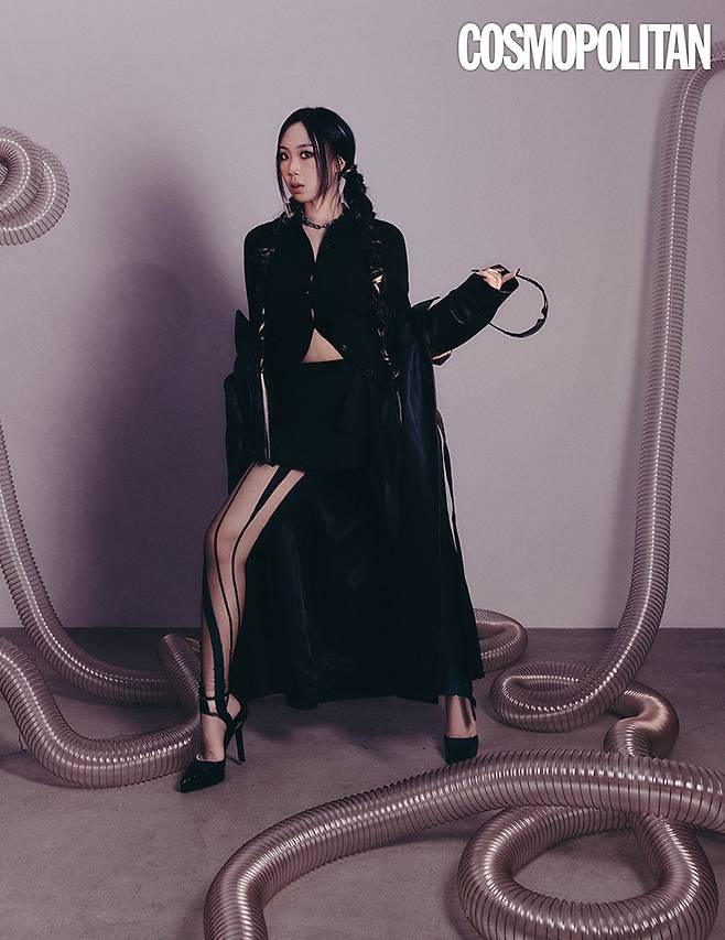 가죽 코트 1백80만원대, 이너 톱 47만원대 모두 악셀 아리가토. 타이츠 가격미정 뮈글러. 선글라스 가격미정 오클리 by 에실로 룩소티카. 스트랩 슈즈 1백40만원대 지방시. 미니스커트, 목걸이 스타일리스트 소장품.