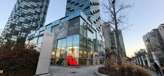 16일 인천 연수구 송도국제도시에 위치한 아우디 전시 매장. 매장에 입장할 때부터 특별한 인상을 받도록 독립 건물에 전시장을 마련했다. 김민상 기자