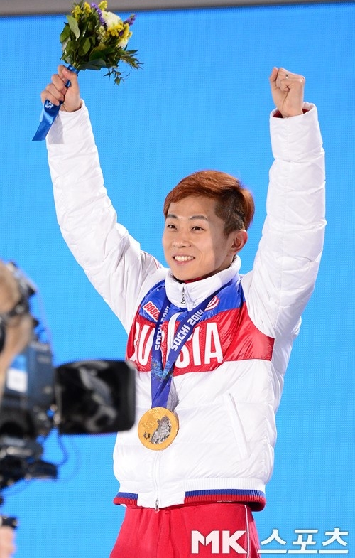 안현수가 러시아 국가대표 ‘빅토르 안’으로 참가한 2014 소치올림픽 쇼트트랙 금메달 시상식에서 기뻐하고 있다. 사진=옥영화 기자