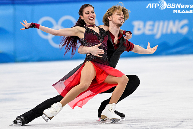 러시아 국가대표 다이애나 데이비스(왼쪽)-글레프 스몰로킨 듀오가 2022 베이징동계올림픽 피겨스케이팅 아이스 댄스 연기를 펼치고 있다. 사진=AFPBBNews=News1