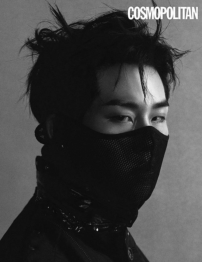 슬리브리스 재킷 3백36만원, 이너 톱 68만5천원 모두 타카히로미야시타 더 솔로이스트.