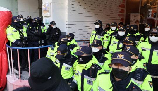 18일 오전 경찰들이 국정원 압수수색이 이루어지고 있는 서울 중구 전국민주노동조합총연맹(이하 민주노총) 서울 사무실 입구출입을 통제하고 있다. <연합뉴스>