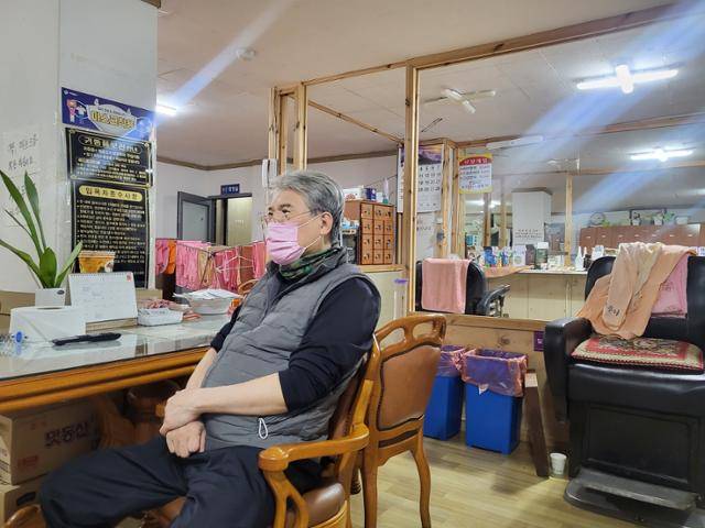 15일 오전 서대문구 홍제동 유진사우나 남탕에서 목욕관리사 이모(59)씨가 의자에 앉아 손님을 기다리고 있다. 오세운 기자