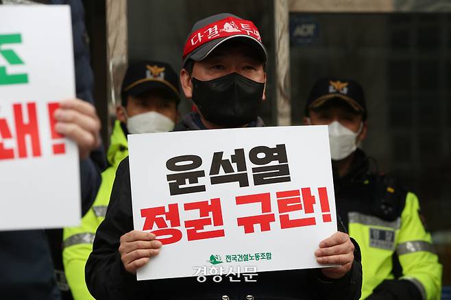 민주노총 건설노조 조합원들이 19일 압수수색이 진행되고 있는 서울 영등포구 민주노총 건설노조 서울경기북부지부 사무실 건물 앞에 기자회견을 하고 있다. 서울경찰청 강력범죄수사대는 건설현장 불법행위와 관련해 양대노총 건설노조를 압수수색하고 있다. /한수빈 기자