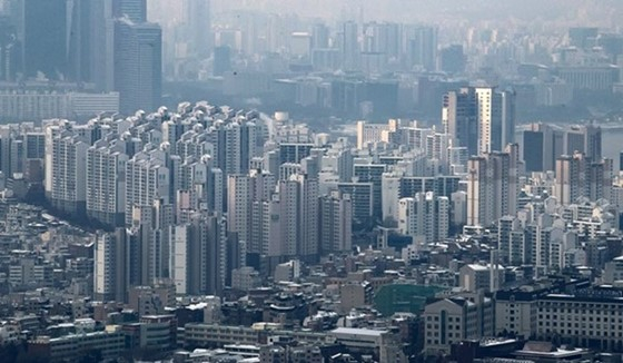 서울 아파트값 하락폭이 3주째 축소되는 모습이다. 1월 셋째주 기준 전국 매매가격 변동률은 0.49%를 기록하면서 지난주(-0.52%) 대비 낙폭이 줄었다. /사진=뉴스1