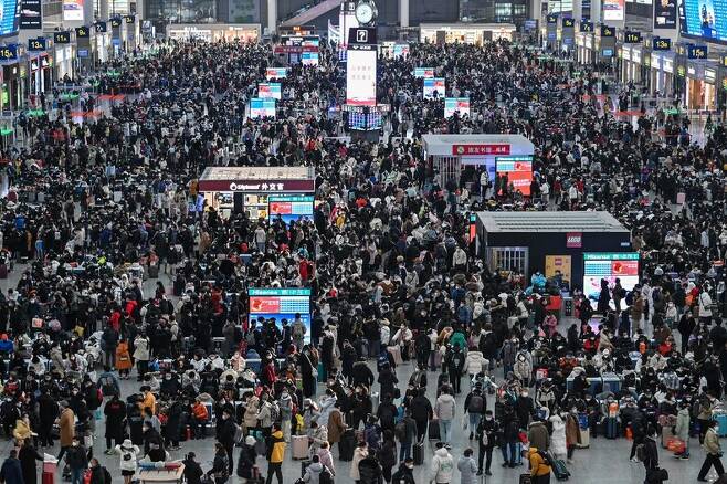 중국 최대 명절 춘제(설날)를 이틀 앞둔 20일, 상하이의 홍차오 역에서 주민들이 기차를 타기 위해 기다리고 있다. 상하이/AFP 연합뉴스