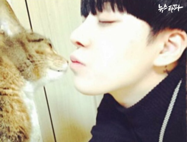 류영 씨가 초등학교 시절 구조해 키우던 고양이 소주와 류영 씨 모습