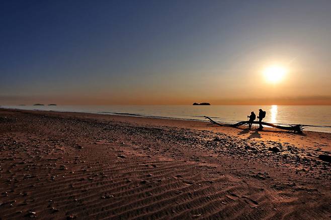 대빈창해변 노을을 보지 않고서 주문도 다녀왔다 할 수 없다. 끝없이 펼쳐진 해변과 무인도 몇 개만 떠있는 풍경, 마법 같은 노을은 금방 사라진다.