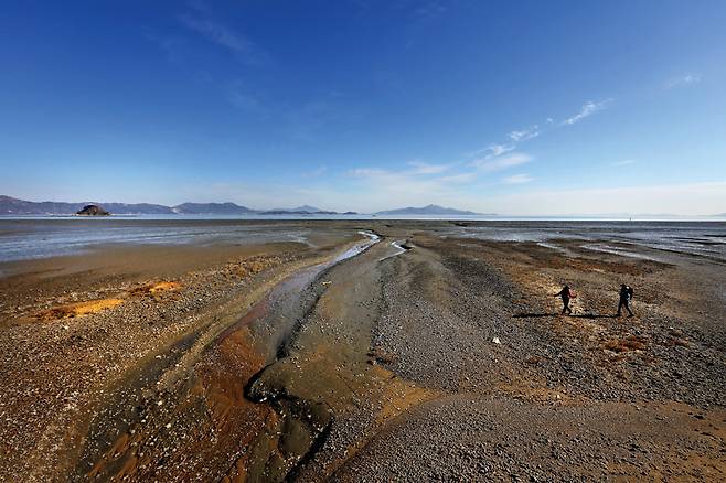 압도적 광활함으로 여행객을 맞아주는 앞장술해변. '장술'은 모래사장이 너무 넓어 파도를 막아주는 언덕 역할을 한다는 뜻이다.