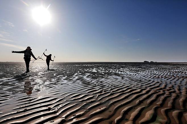 물고기 비늘처럼 섬세한 물결의 층이 새겨진 뒷장술해변. '장술' 이름에 걸맞게 드넓은 해변이라 스트레스를 날려버리기 제격이다.