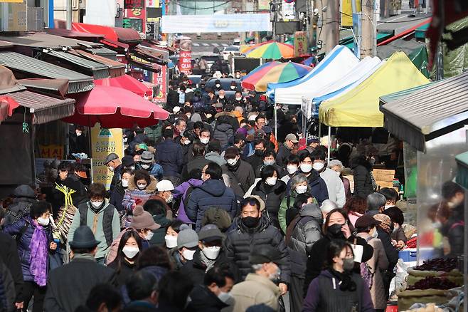 19일 경기도 성남시 모란민속5일장을 찾은 시민들이 장을 보고 있다.강창광 선임기자 chang@hani.co.kr