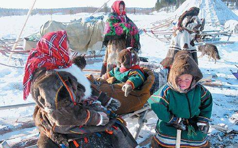 러시아 북쪽 땅끝마을 영하 50도의 혹한 속에서 순록과 함께 유목하는 네네츠인들이 잠시 휴식을 위해 머물고 있다. 갓난 아이도 유목 행렬에예외가 될 수 없다. 자연속에서 신선한 공기를 마시는 것은 러시아인들에게 태어나면서 베인 습관이다. /북극해=정병선 기자