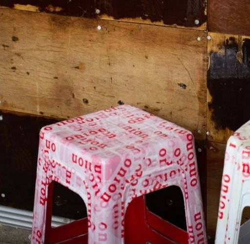 시장 특유의 느낌을 낼 수 있도록 플라스틱 의자와 테이프, 박스를 활용한 메뉴판 등이 인상적이다. 사진 어니언