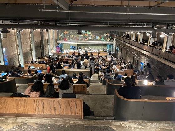 지난 20일 찾은 동대문구 경동시장 내 스타벅스 경동1960. 너른 매장에 빈자리가 거의 없을 정도로 북적였다. 유지연 기자