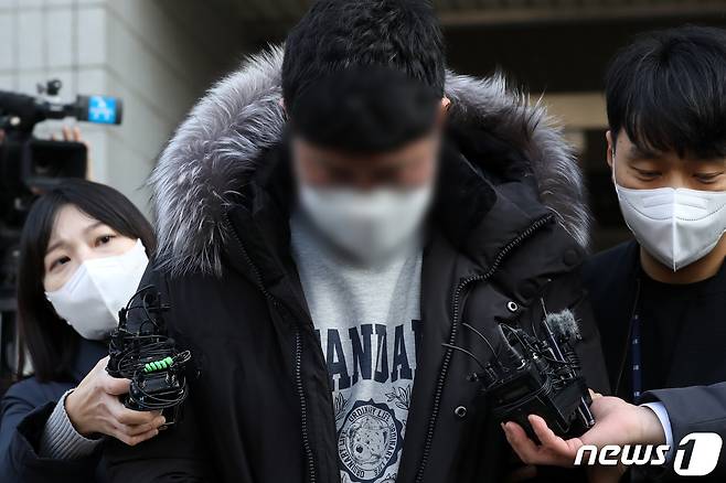 허위 뇌전증 진단을 알선하고 1억 원이 넘는 돈을 수수한 혐의를 받는 병역 브로커 김 모씨가 9일 오전 서울 양천구 서울 남부지방법원에서 열린 구속 전 피의자 심문(영장실질심사)을 마친 뒤 차량으로 향하고 있다. 김 씨는 병역 면탈 의뢰자들을 상대로 가짜 뇌전증 진단을 받도록 알선하고, 협박성 제안까지 한 것으로 알려졌다. 이 과정에서 김 씨는 1억 원이 넘는 금액을 수수해 병역법을 위반한 것으로 전해졌다. 2023.1.9/뉴스1 ⓒ News1 이승배 기자