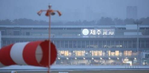 설 연휴 마지막 날인 24일 오전 제주국제공항 활주로에 세찬 눈보라가 몰아치고 있다. 사진=연합뉴스