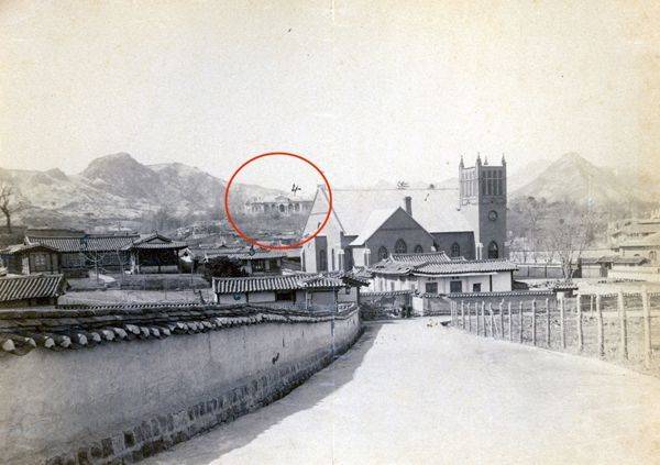 러시아 공사관을 배경으로 한 정동교회 (원 안의 건물이 러시아 공사관, 원은 필자) (출처 : Wright Library)