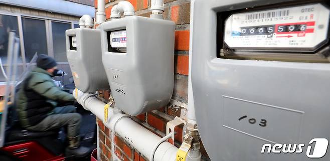 서울 도심 주택가에 부착된 가스계량기 앞으로 시민이 지나가고 있다. 2022.12.30/뉴스1 ⓒ News1 장수영 기자