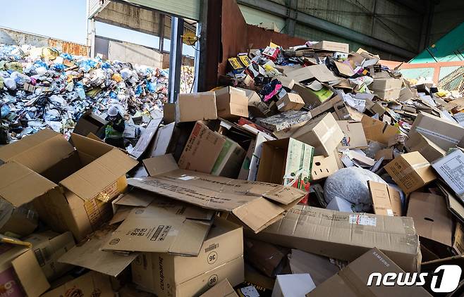 설 연휴가 끝난 25일 오전 서울 용산구재활용센터에서 직원들이 재활용 쓰레기 선별 작업을 하고 있다. 2023.1.25/뉴스1 ⓒ News1 이재명 기자