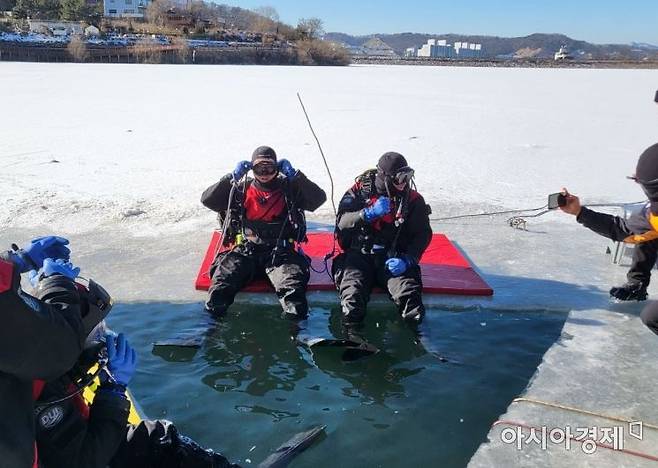 남양주소방서 119구조대원 전원이 25일 겨울철 수난구조 훈련을 하고 있다. [사진 제공=경기도]