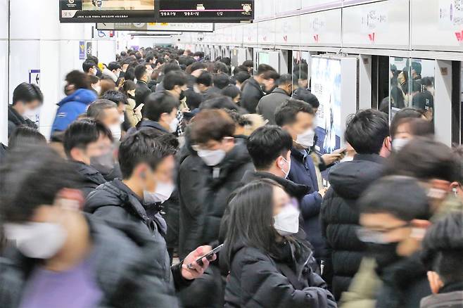 지하철역 인근은 대표적인 성장지역으로 부동산 투자 때 최우선으로 고려할만하다고 전문가들은 추천한다. 사진은 지난해 12월 26일 오전 서울 여의도역에서 직장인들이 출근하는 모습./뉴시스