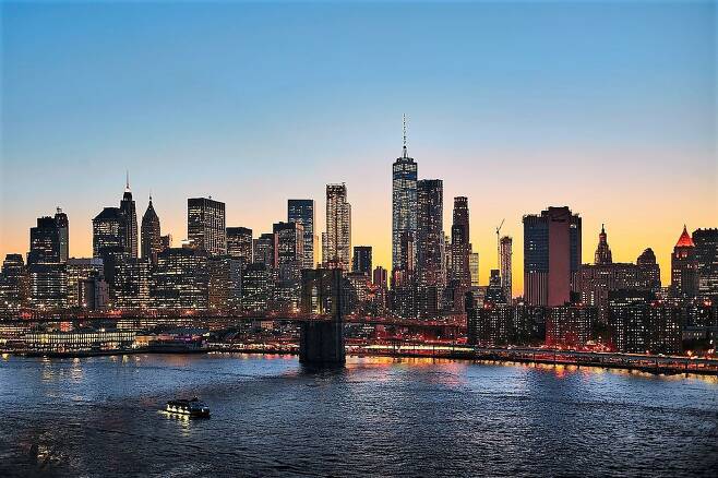 세계 금융 중심지일 뿐 아니라 고층 빌딩이 즐비해 전세계 부동산 투자자들이 몰려드는 미국 뉴욕의 맨해튼 야경./루카 브라보(위키피디아)