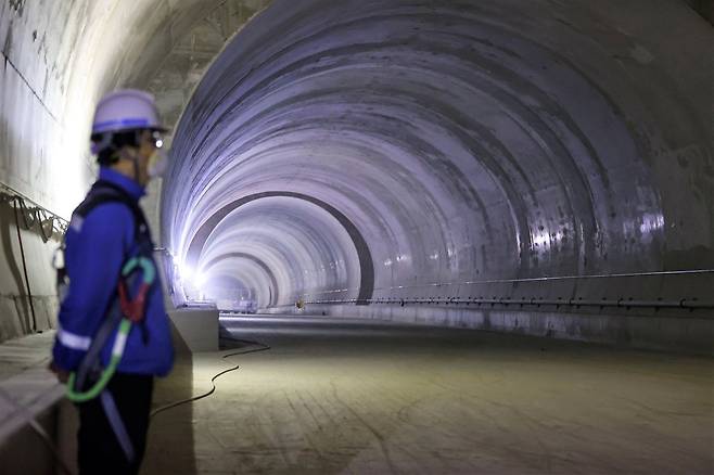 투자가치가 높은 주택을 사려면 정부나 지방자치단체의 개발계획을 주목해야 한다. 사진은 지난 1월 3일 공개된 삼성-동탄 광역급행철도(GTX-A) 노선 중 서울 강남구 수서역 터널 공사 현장./연합뉴스