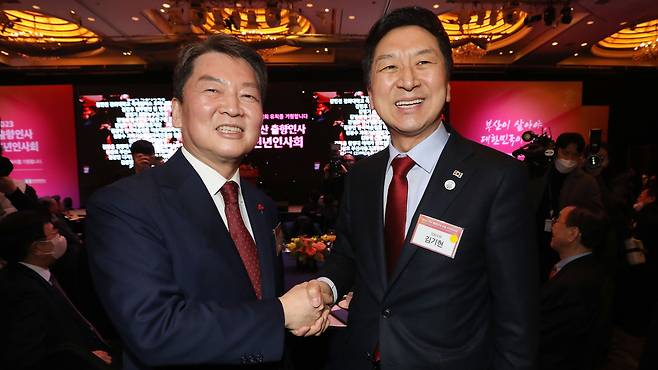 국민의힘 당권주자인 김기현 의원(오른쪽)과 안철수 의원. 2023.1.16/뉴스1