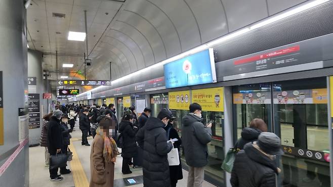 25일 김포공항과 연결된 지하철 역사가 귀가하려는 승객들로 가득 차있다. /채민석 기자