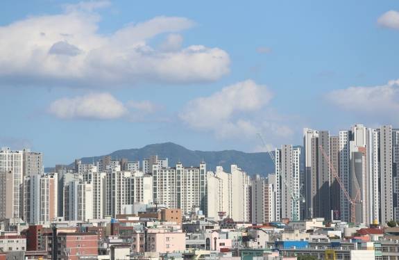 대구 아파트 입주가 늘어나면서 전월세 임차인을 구하지 못하는 역전월세난이 심각해지고 있다. 사진은 건설중인 대구의 한 아파트 단지. 연합뉴스