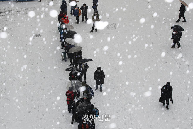 서울 중구 서울역 인근에서 눈이 내리고 있다. /한수빈 기자