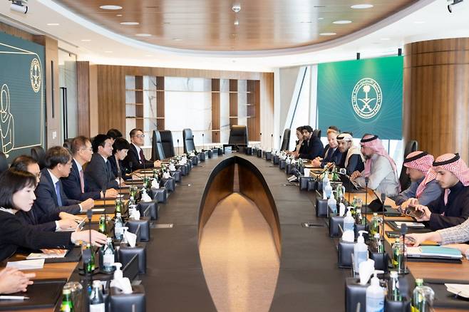 지난 24일 원희룡 국토교통부 장관(사진 왼쪽에서 다섯번째)과 야시르 빈 오스만 알-루마이얀(Yasir bin Othman Al-Rumayyan) 국부펀드(PIF) 총재와의 면담 현장.