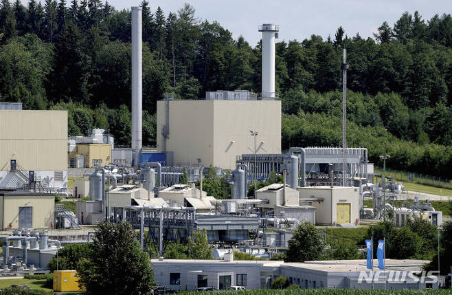 [운터라이트(독일)=AP/뉴시스]독일 뮌헨 인근의 운터라이트에 있는 유니퍼 에너지 회사의 비어방 가스 저장시설의 지난 7월6일 모습. 유럽연합(EU)이 가스 공급업체를 구하는 것을 승인함에 따라 독일 정부가 22일 에너지 회사 유니퍼를 국유화했다고 밝혔다. 2022.12.22