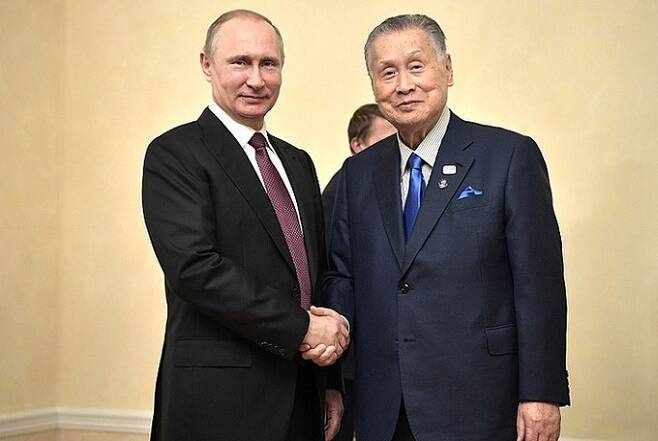 블라디미르 푸틴 러시아 대통령(왼쪽)이 2017년 7월 모리 요시로 전 일본 총리와 만나 반가운 표정으로 악수를 나누는 모습. 두 사람은 친분이 두터운 것으로 알려져 있다. 러시아 대통령실 제공