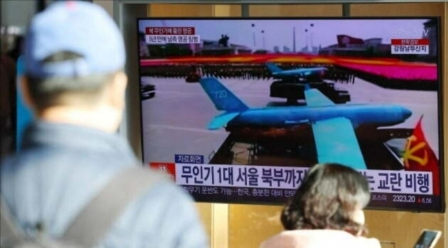지난 2022년 12월27일 서울역 대합실에 설치된 TV에 북한 무인기 영공 침범 관련 뉴스가 보도되고 있다. 연합뉴스