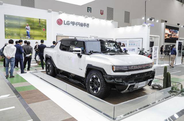 LG에너지솔루션은 27일 대구 엑스코에서 열린 '2022 대구 국제 미래모빌리티엑스포'(DIFA)에서 차세대 배터리가 장착된 GM의 전기 픽업트럭 '험머EV'를 전시했다. 한국자동차기자협회 제공