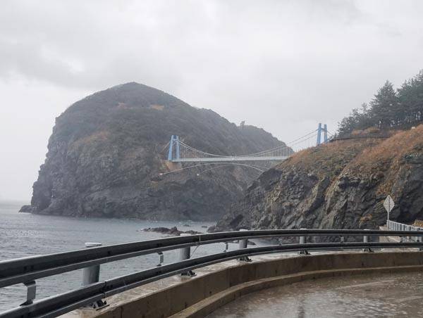 도보로 오갈 수 있는 울릉도의 부속 섬 관음도.