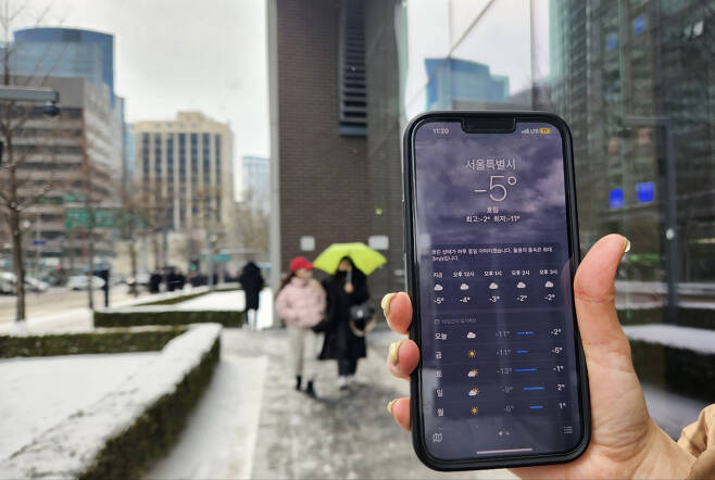 26일 오전 11시10분께 아이폰 날씨앱 화면. 눈이 내리고 있음에도 앱에는 흐림으로 표기돼 있다. [사진=이영기 기자]
