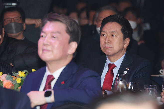 국민의힘 김기현 의원(오른쪽)과 안철수 의원이 1월16일 오후 서울 중구 롯데호텔에서 열린 2023 부산 출향인사 초청 신년인사회에 참석하고 있다. ⓒ연합뉴스